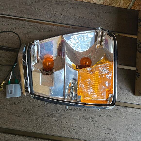 VOLVO 240 244 245 86-90 Turn Signal Light Assembly with wiring RH 1312630 - Picture 7 of 10